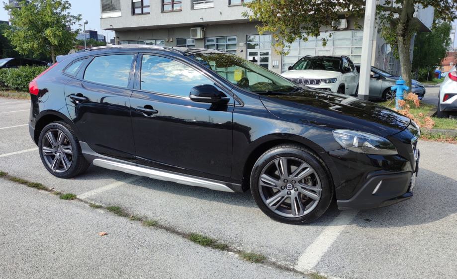 VOLVO V40 D3(150KS) CROSS COUNTRY, PANORAMA, TEMP., NAV., PDC