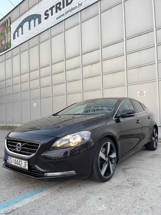 Volvo V40 D3. Momentum