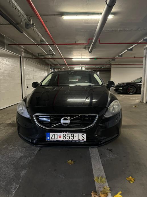 Volvo V40 D3 2.0, MOMENTUM, 5 cilindara, OČUVAN