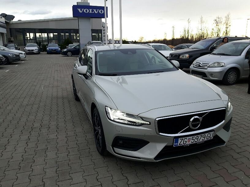 ****  VOLVO V60 D3 MOMENTUM AUTOMATIC  ****