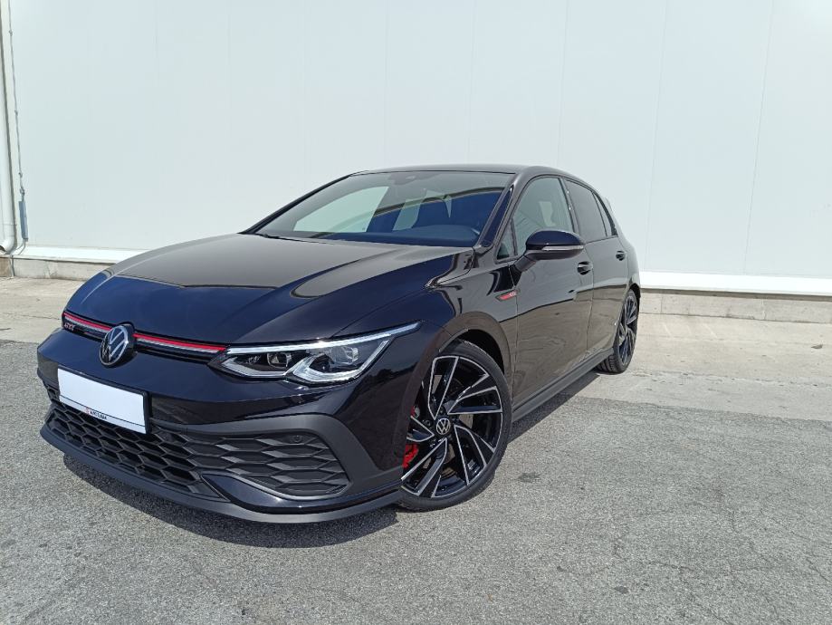 VW GOLF 8 GTI DSG CS -300 ks, LED, KAMERA, NOVE GUME I SERVIS.