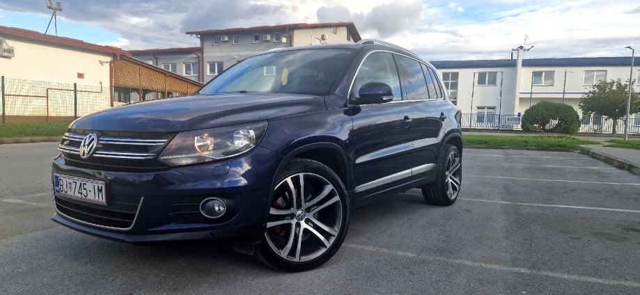 VW Tiguan 2,0 TDI Sportline **alu 19, kamera, velur, reg. 05/2025.**