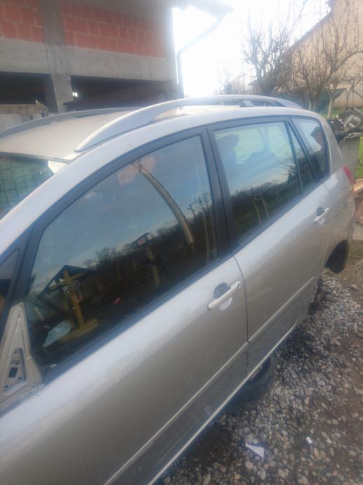 Staklo toyota corolla verso