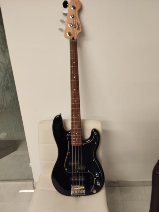 Squier P bass