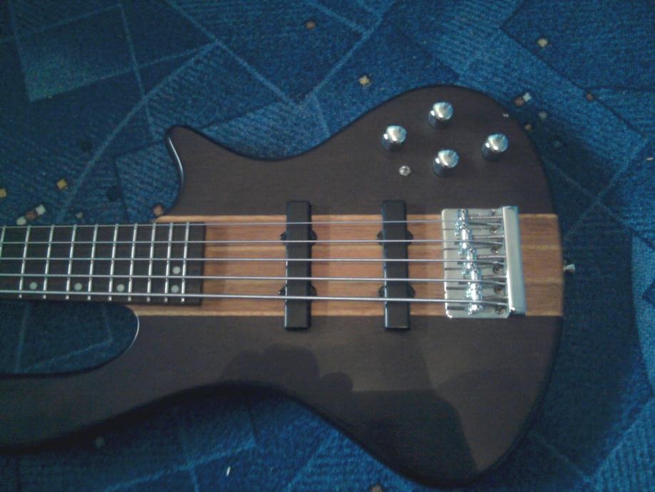 bas gitara Washburn t25 i torba **bez zamjena**