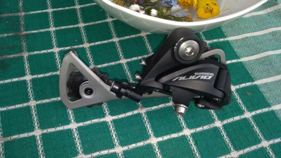 RD-T4000 Shimano Alivio straznji mjenjac 9x,odlicno stanje,lagan,brz