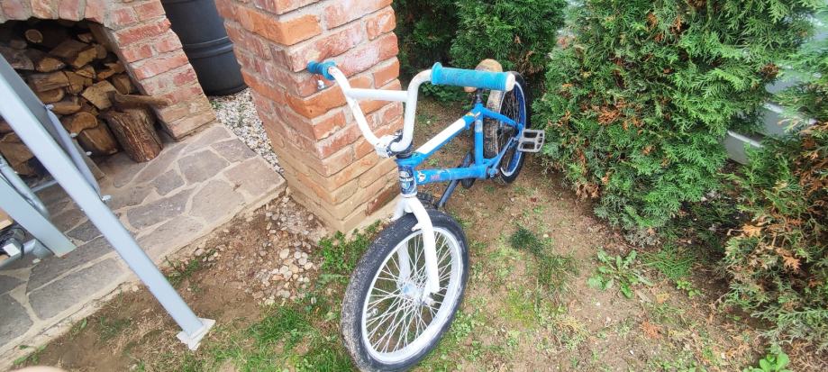 haro bmx tehnički u dobrom stanju ali vizualno baš i ne(zadnja naba se