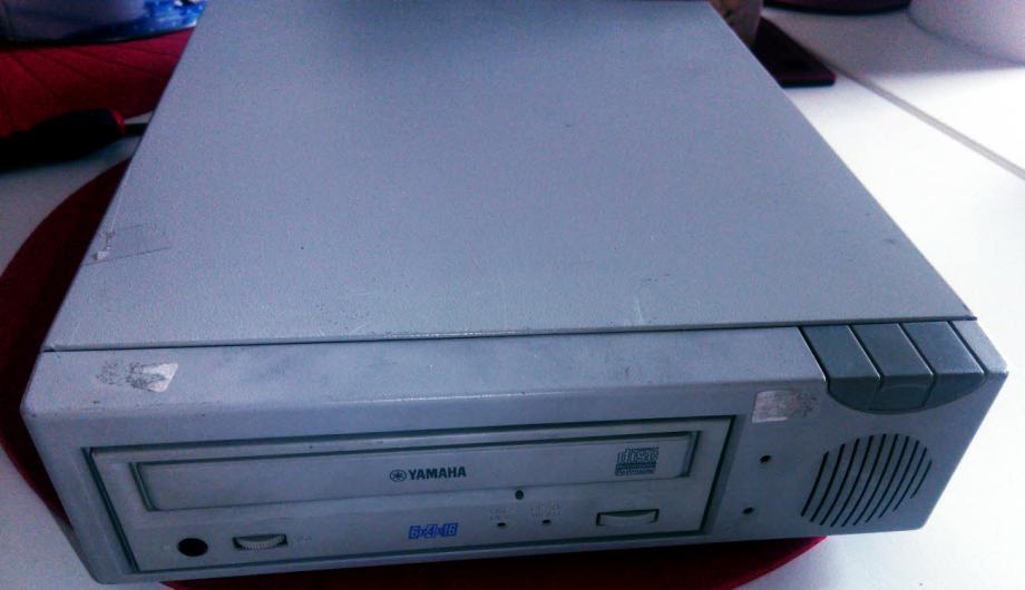 Yamaha SCSI CDRW CD snimač CRW6416S u vanjskom kučištu