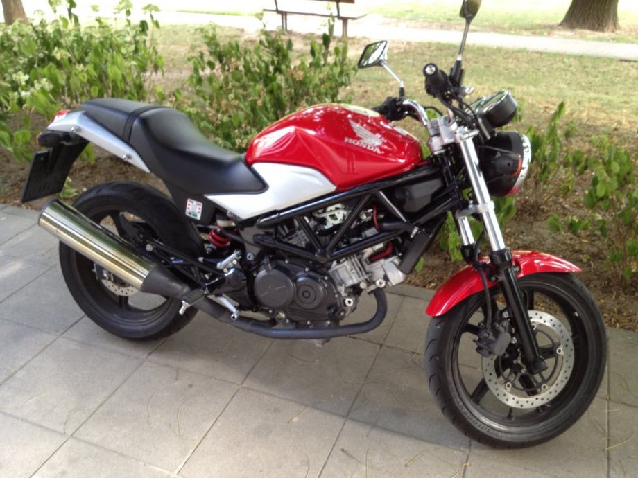 Honda VTR 250 cm3, 2010 god.