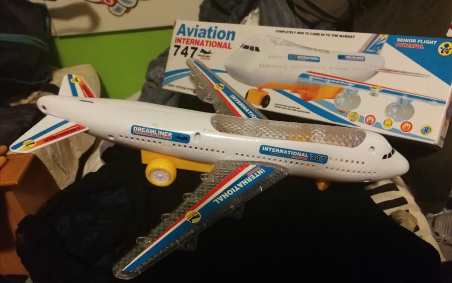 Avion na baterije