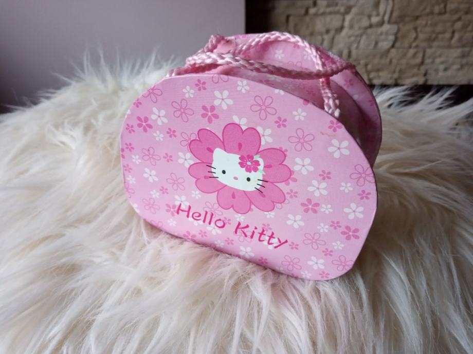 Hello Kitty sat