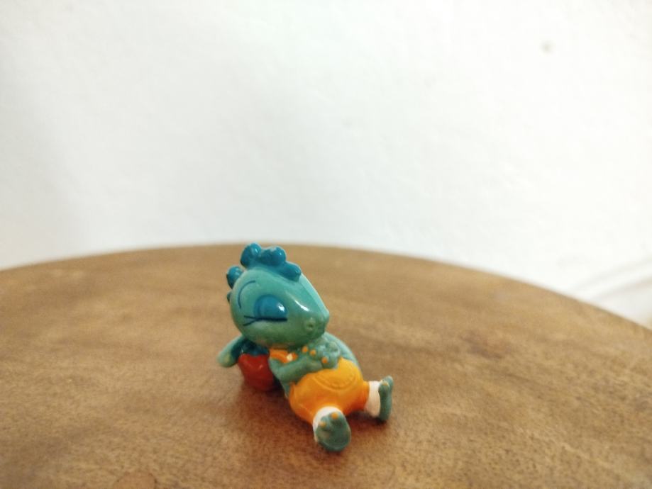 Kinder figure dinosauri