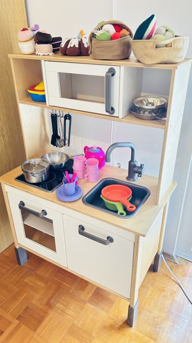 Dječja kuhinja (IKEA) + dodaci (posuđe, pribor, povrće) - očuvano