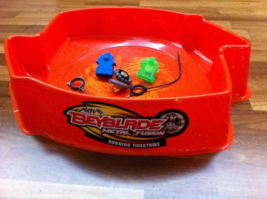 Beyblade Metal Fusion (Beyblade arena + 2 Beybladea)