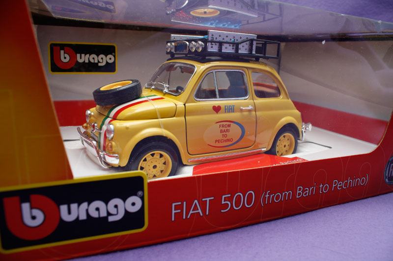 Fiat 500 Burago metalni autić 1:16