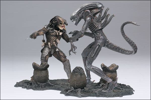 McFarlane Toys Alien & Predator Movie Maniacs Deluxe Figure Box Set