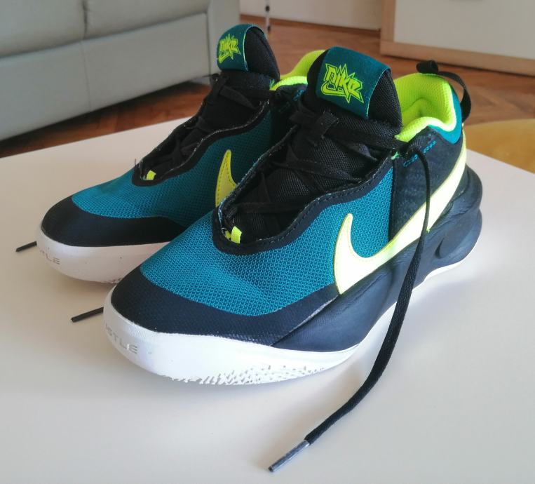 Nike tenisice Team Hustle (br. 35,5)