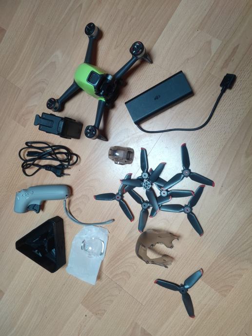 DJI FPV, punjač, 3 baterije, charging hub, motion controller