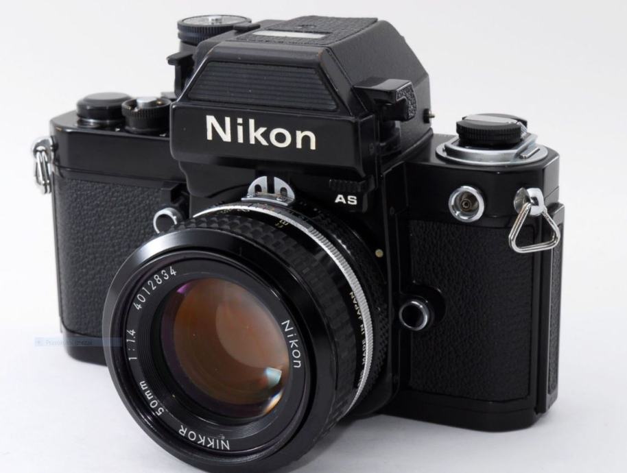 NIKON  analogni SLR foto aparat sa objektivima i priborom