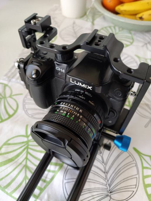 Panasonic Lumix GH4 + cage + objektiv + 2 baterije