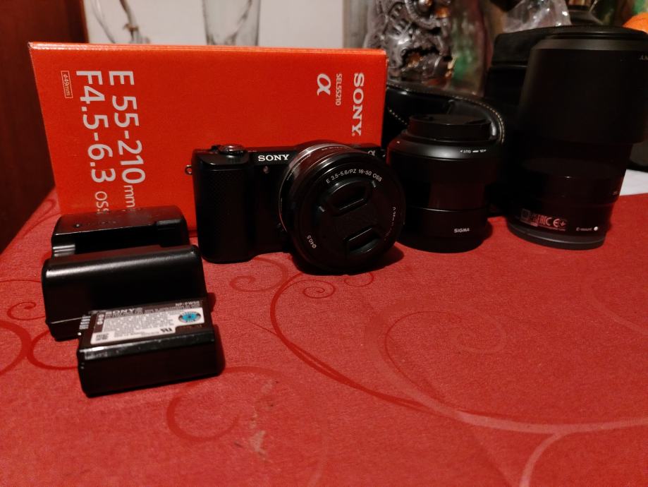 Sony A5000 sa 3 objektiva i 2 baterije