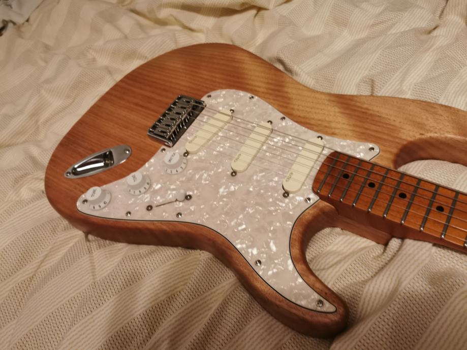 Custom strat emg dg20