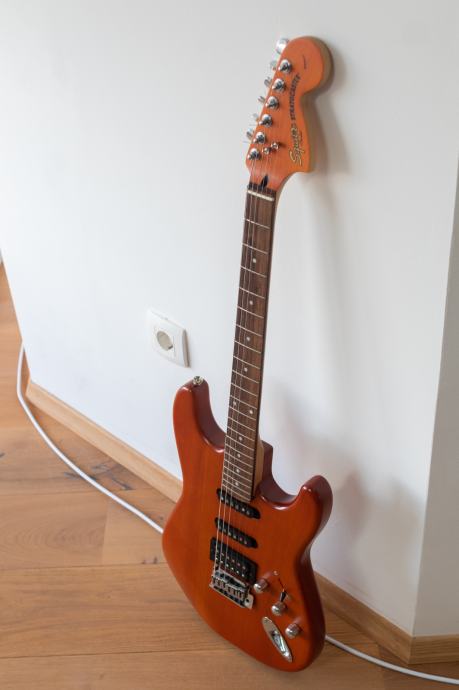 Fender Squier Stratocaster + kofer za gitaru + štimer