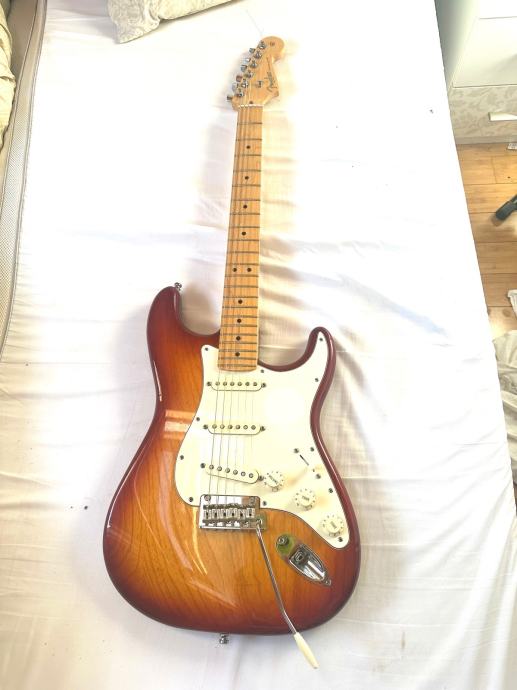 Fender American Standard sa koferom 2015 godina prodajem povoljno!