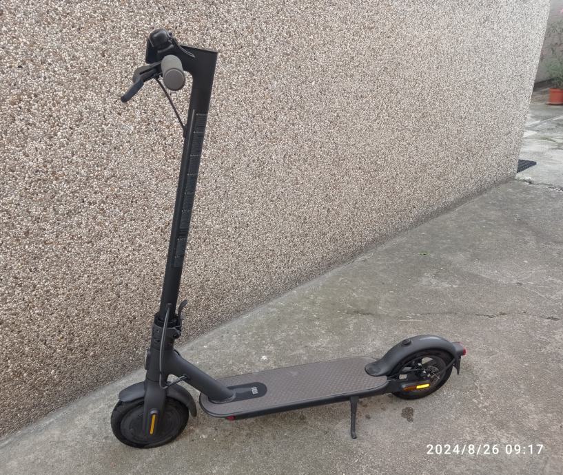 Električni romobil Scooter Mi Essentiel