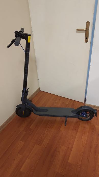 Prodajem Mi Electric Scooter 3