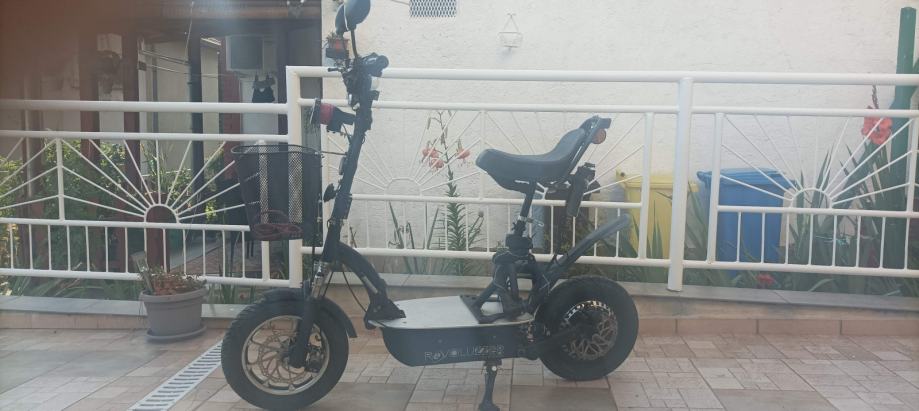 Prodajem električni scooter Revoluzzer+ 1200W, 45km/h, 50km, održavan, 2016 god.