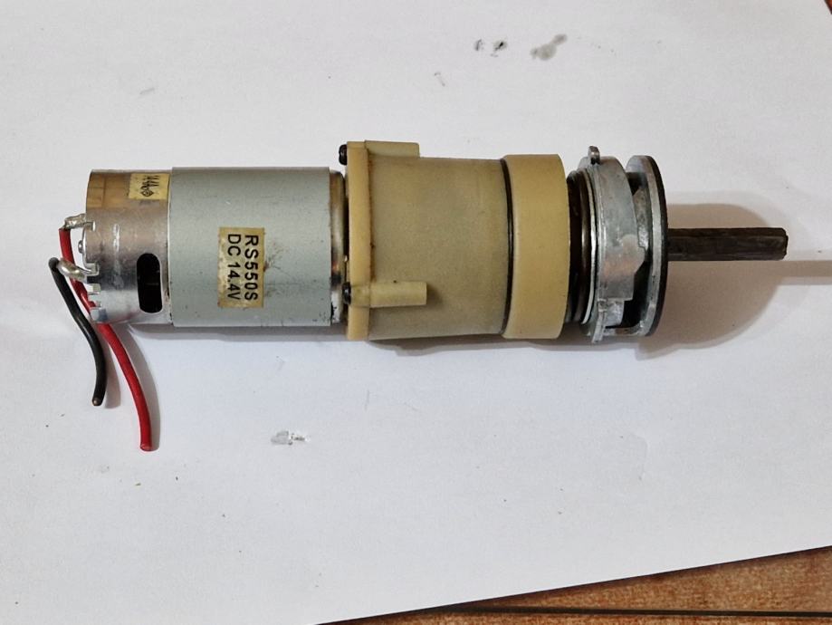 DC elektromotor 14,4 V, iz akku bušilice