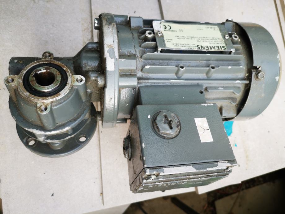 Elektromotor Siemens sa kutnim reduktorom snage 0.37kW