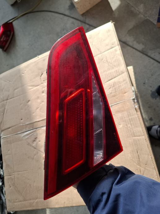 Audi A3 8v4945075 zadnju lijevu lampu unutranju prodajem