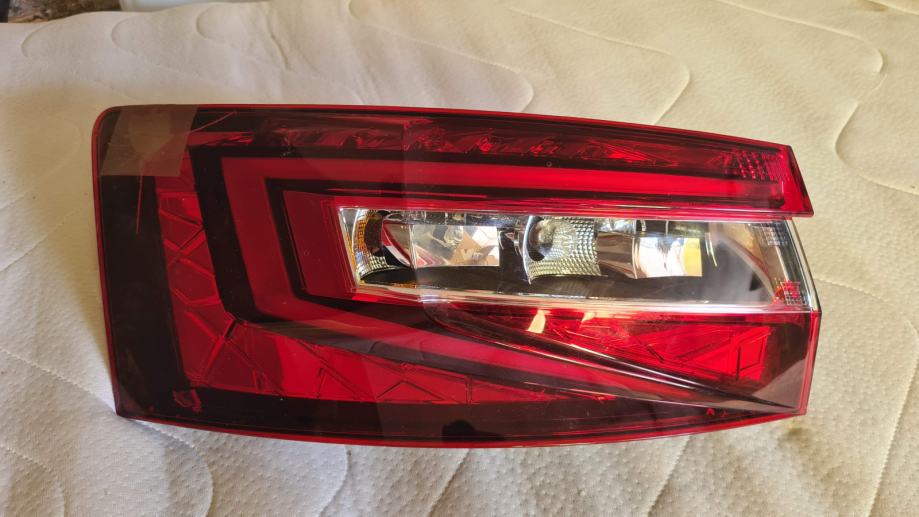 LAMPA FAR LIJEVI ZADNJA ZADNJI SKODA SUPERB 3 III LIMUZINA / SEDAN