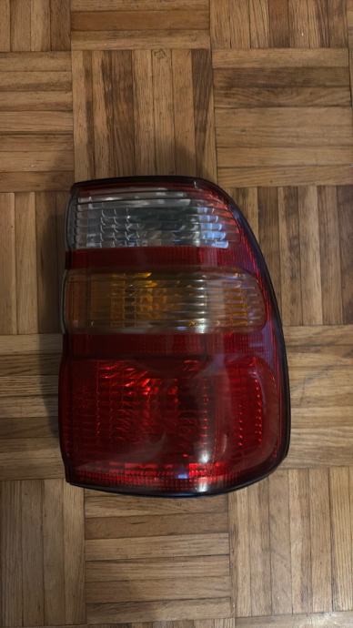 Toyota Rav4 plastika zadnje lampe