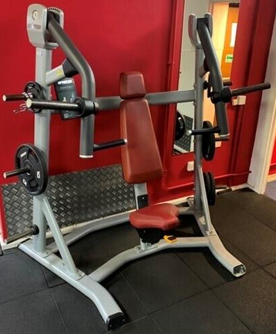 Precor Discovery Incline Chest Press