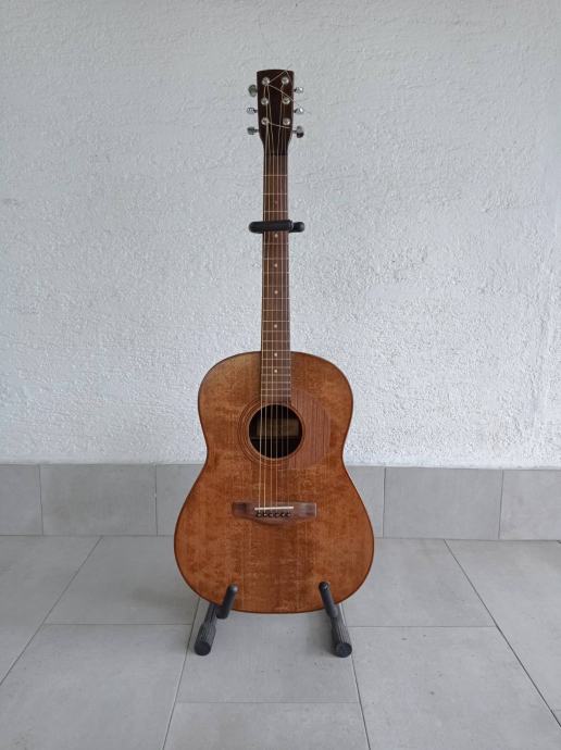 Prodaju se jedna akustična i jedna klasična gitara (ručno rađene)