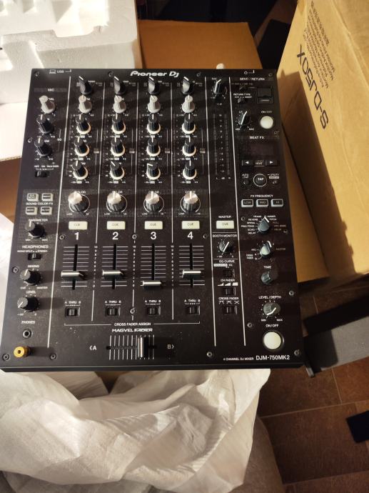 Pioneer DJM-750MK2 + deck saver