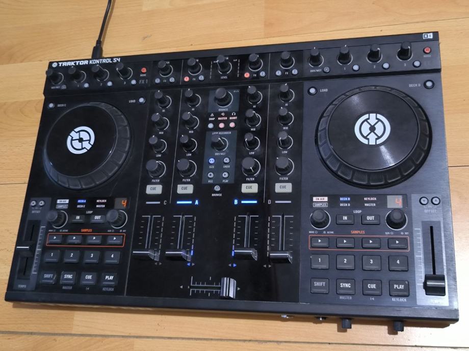 Traktor Kontrol S4 – vrhunski DJ kontroler