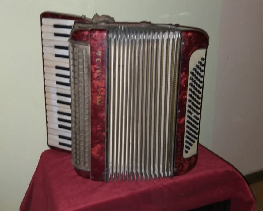 MELODIJA Traviata klavirska harmonika 80 bas, 3 registri , viš. 44 cm