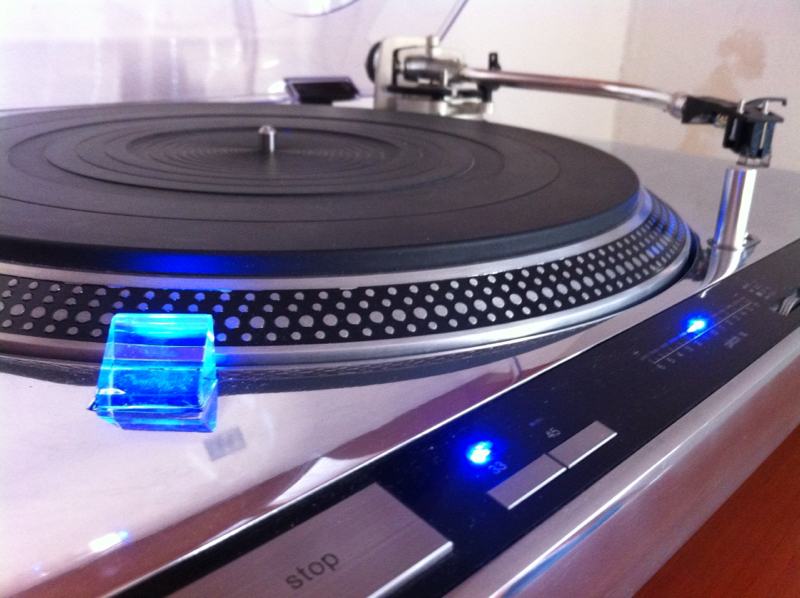 Modificirani gramofon Technics SL 1700 mk2 BLUE LED