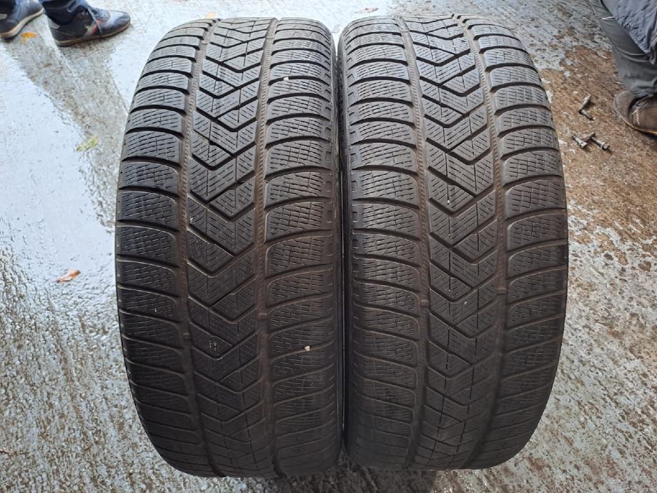 2 gume 255 40 R22 Pirelli Scorpion Winter, dot 4218, 5.5mm, obje 180e