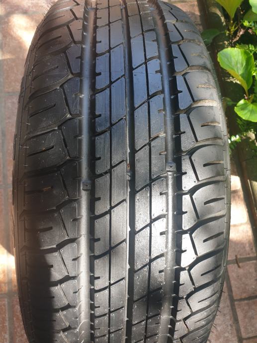 Auto guma . 205 60 15  Dunlop.