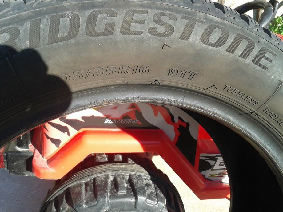 Gume Bridgestone 205 55 R13 zimska 2 kom