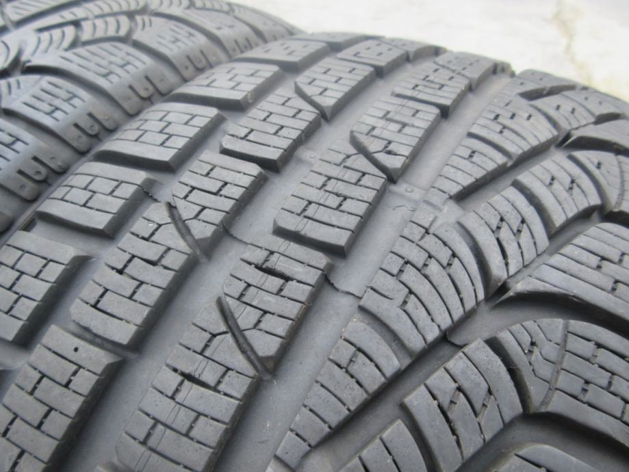 Gume Pirelli 225/45/17 zimske 2 kom  XL94V  Šara 8mm Sottozero DOT3921