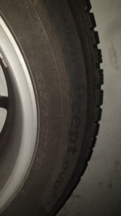 Prodajem 4 zimske gume Hankook 225/60/17