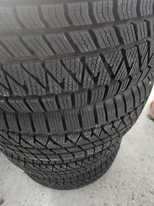 Gume Kumho 235/50/19 zimska 4 kom.