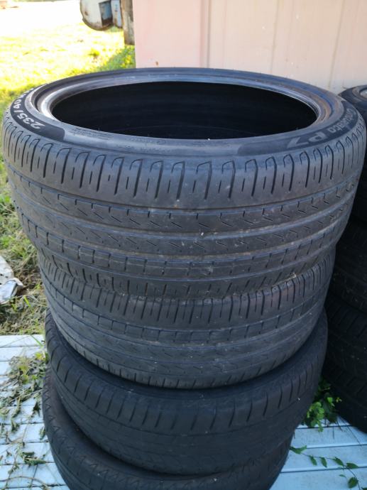 Gume Pirelli 235/40/19 ljetna 4 kom. Dot 18