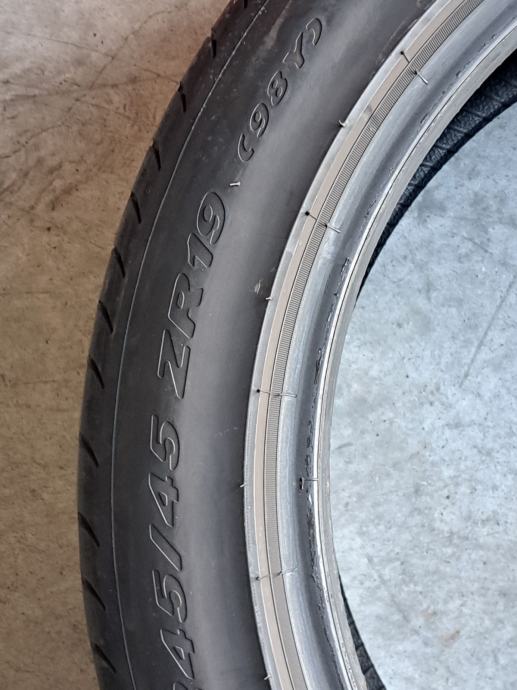 Gume Pirelli 245/45/19 ljetna 4 kom.